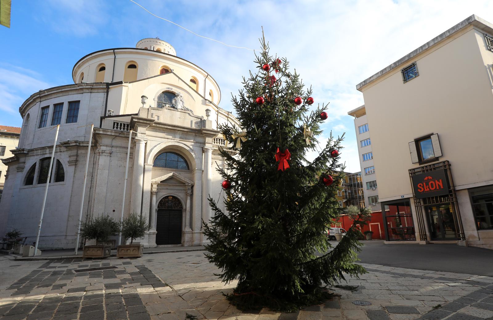 U Rijeci postavljene jelke uoči Božića U Rijeci postavljene jelke uoči Božića