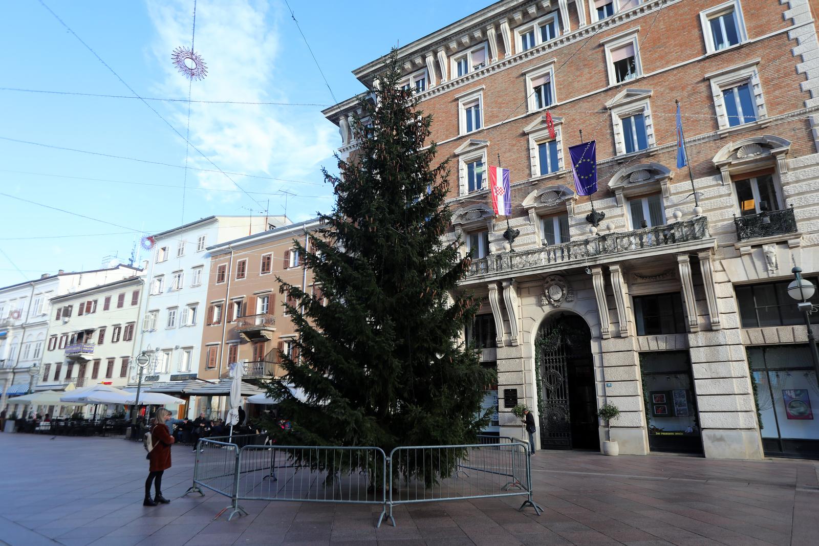 U Rijeci postavljene jelke uoči Božića U Rijeci postavljene jelke uoči Božića