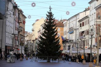U Rijeci postavljene jelke uoči Božića U Rijeci postavljene jelke uoči Božića