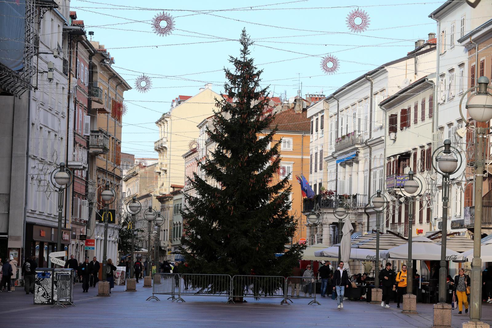 U Rijeci postavljene jelke uoči Božića U Rijeci postavljene jelke uoči Božića