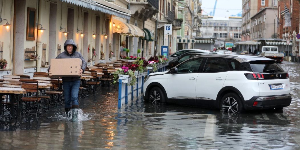 Rijeka: Zbog obilne kiše i plime poplavljene ulice pored tržnice Rijeka: Zbog obilne kiše i plime poplavljene ulice pored tržnice
