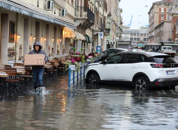 Rijeka: Zbog obilne kiše i plime poplavljene ulice pored tržnice