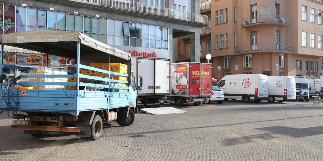 Zagreb: Jutarnja gužva dostavnih vozila na Trgu bana Jelačića Zagreb: Jutarnja gužva dostavnih vozila na Trgu bana Jelačića