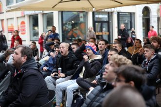 Riječki Korzo prepun navijača koji nisu propustili prvi nastup Hrvatske na SP-u Riječki Korzo prepun navijača koji nisu propustili prvi nastup Hrvatske na SP-u