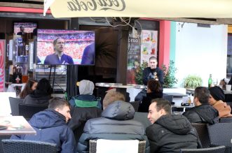 Riječki Korzo prepun navijača koji nisu propustili prvi nastup Hrvatske na SP-u Riječki Korzo prepun navijača koji nisu propustili prvi nastup Hrvatske na SP-u