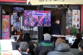 Riječki Korzo prepun navijača koji nisu propustili prvi nastup Hrvatske na SP-u Riječki Korzo prepun navijača koji nisu propustili prvi nastup Hrvatske na SP-u