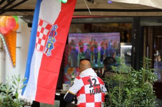 Riječki Korzo prepun navijača koji nisu propustili prvi nastup Hrvatske na SP-u Riječki Korzo prepun navijača koji nisu propustili prvi nastup Hrvatske na SP-u