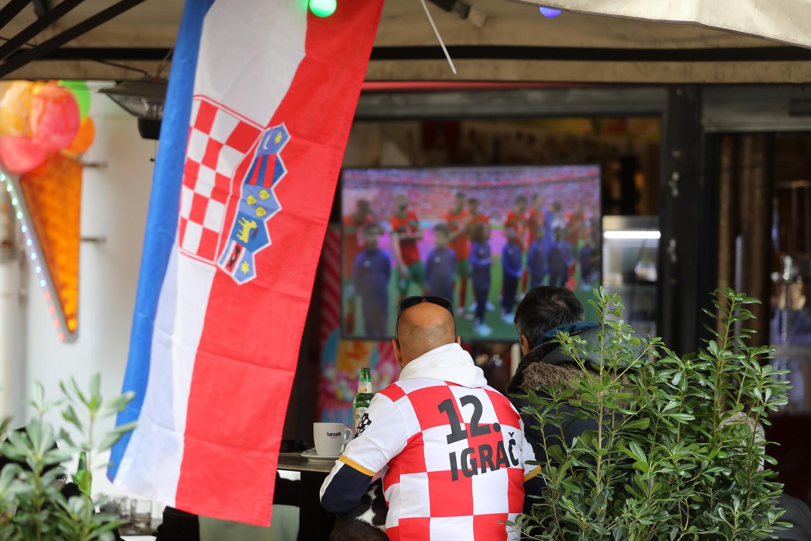 Riječki Korzo prepun navijača koji nisu propustili prvi nastup Hrvatske na SP-u Riječki Korzo prepun navijača koji nisu propustili prvi nastup Hrvatske na SP-u