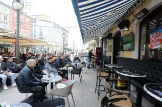 Riječki Korzo prepun navijača koji nisu propustili prvi nastup Hrvatske na SP-u Riječki Korzo prepun navijača koji nisu propustili prvi nastup Hrvatske na SP-u