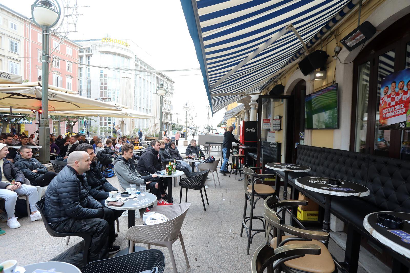 Riječki Korzo prepun navijača koji nisu propustili prvi nastup Hrvatske na SP-u Riječki Korzo prepun navijača koji nisu propustili prvi nastup Hrvatske na SP-u