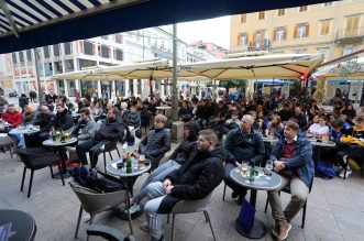 Riječki Korzo prepun navijača koji nisu propustili prvi nastup Hrvatske na SP-u Riječki Korzo prepun navijača koji nisu propustili prvi nastup Hrvatske na SP-u