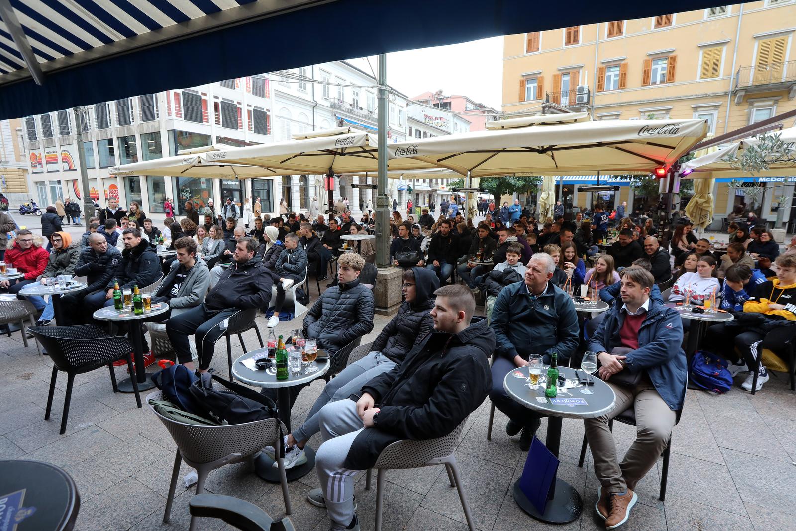 Riječki Korzo prepun navijača koji nisu propustili prvi nastup Hrvatske na SP-u Riječki Korzo prepun navijača koji nisu propustili prvi nastup Hrvatske na SP-u