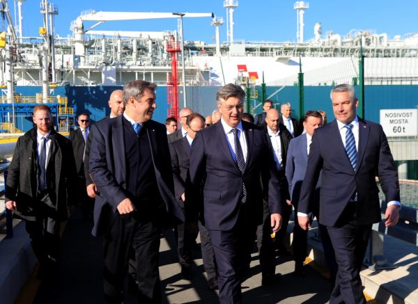 Plenković u društvu Nehmmera i Soedera obišao LNG terminal na Krku