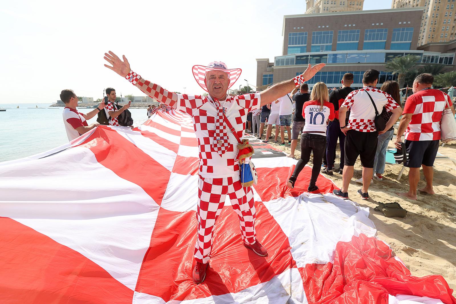 KATAR 2022 Doha: Navija?i zastavom dugom 200 metara doli dati podrku hrvatskim reprezentativcima KATAR 2022 Doha: Navija?i zastavom dugom 200 metara doli dati podrku hrvatskim reprezentativcima