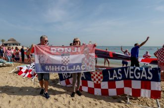 KATAR 2022 Doha: Navijači zastavom dugom 200 metara došli dati podršku hrvatskim reprezentativcima KATAR 2022 Doha: Navijači zastavom dugom 200 metara došli dati podršku hrvatskim reprezentativcima
