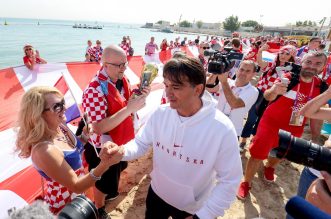 KATAR 2022 Doha: Navijači zastavom dugom 200 metara došli dati podršku hrvatskim reprezentativcima KATAR 2022 Doha: Navijači zastavom dugom 200 metara došli dati podršku hrvatskim reprezentativcima