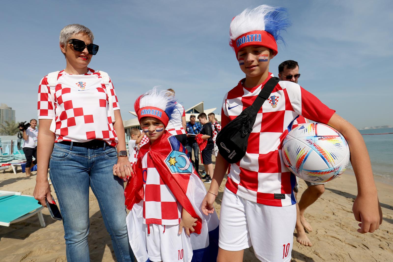 KATAR 2022 Doha: Navijači zastavom dugom 200 metara došli dati podršku hrvatskim reprezentativcima KATAR 2022 Doha: Navijači zastavom dugom 200 metara došli dati podršku hrvatskim reprezentativcima