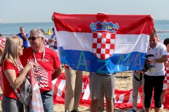 KATAR 2022 Doha: Navijači zastavom dugom 200 metara došli dati podršku hrvatskim reprezentativcima KATAR 2022 Doha: Navijači zastavom dugom 200 metara došli dati podršku hrvatskim reprezentativcima