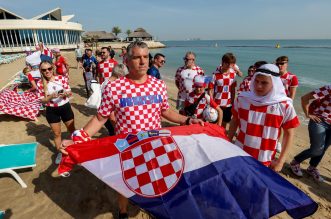 KATAR 2022 Doha: Navijači zastavom dugom 200 metara došli dati podršku hrvatskim reprezentativcima KATAR 2022 Doha: Navijači zastavom dugom 200 metara došli dati podršku hrvatskim reprezentativcima