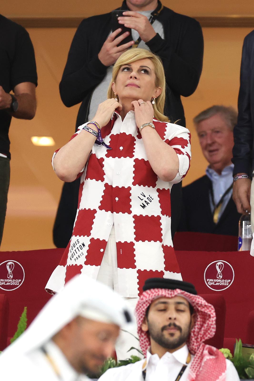 KATAR 2022 – Kolinda Grabar Kitarović u Louis Vitton košulji sa šahovnicom na utakmici Brazila i Švicarske