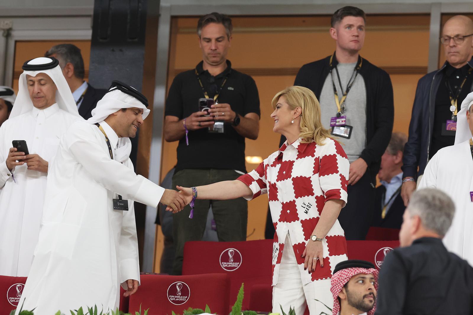 KATAR 2022 – Kolinda Grabar Kitarović u Louis Vitton košulji sa šahovnicom na utakmici Brazila i Švicarske