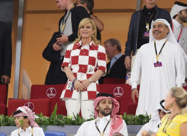 KATAR 2022 – Kolinda Grabar Kitarović u Louis Vitton košulji sa šahovnicom na utakmici Brazila i Švicarske