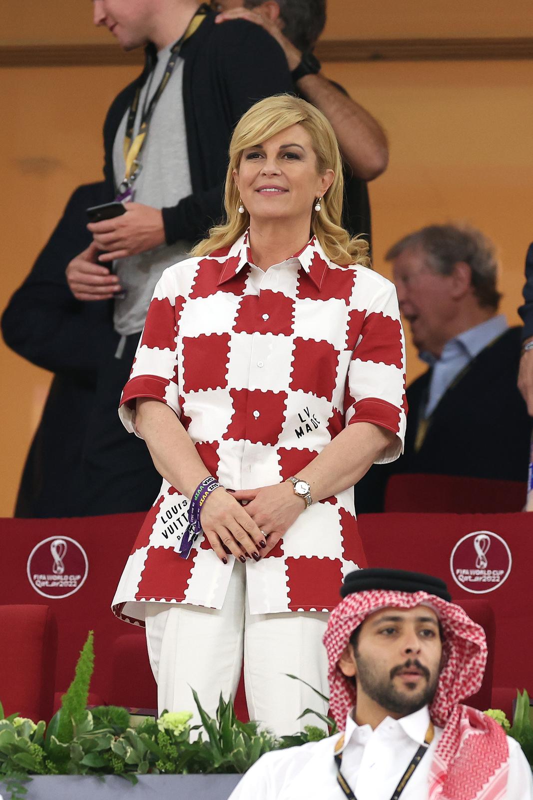 KATAR 2022 – Kolinda Grabar Kitarović u Louis Vitton košulji sa šahovnicom na utakmici Brazila i Švicarske