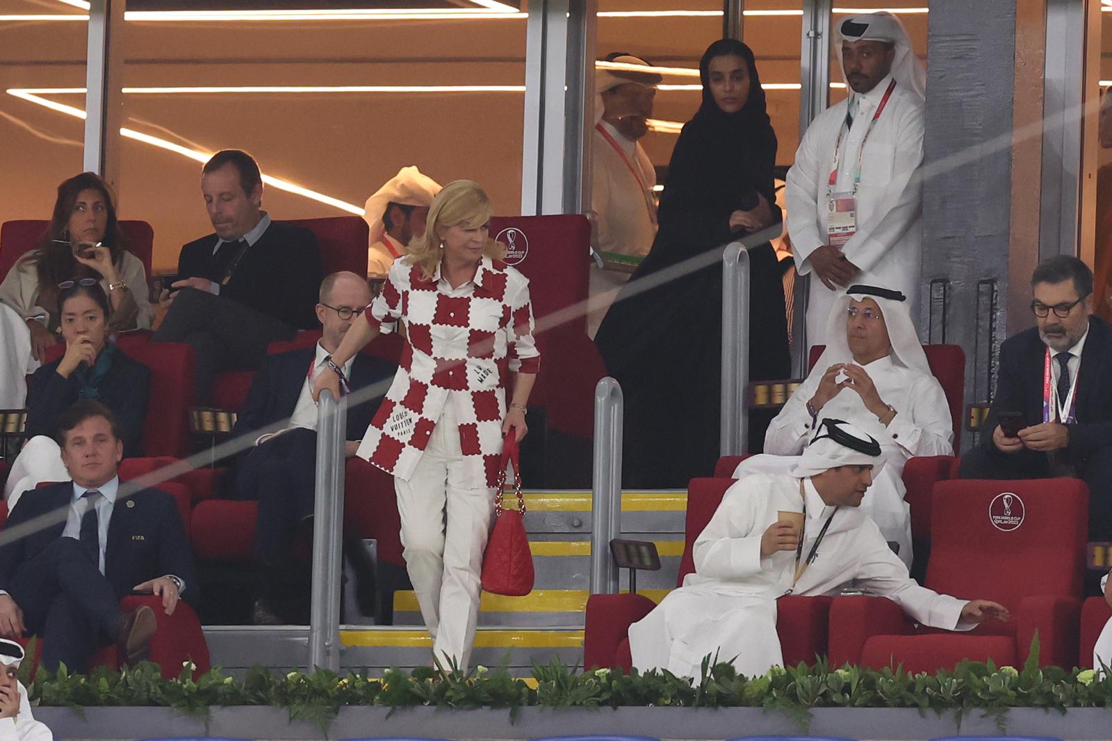 KATAR 2022 – Kolinda Grabar Kitarović u Louis Vitton košulji sa šahovnicom na utakmici Brazila i Švicarske