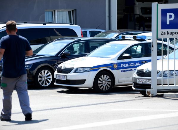Zagreb: Maskirani dvojac uz prijetnju orujem orobio tvrtku za prodaju i servis vozila