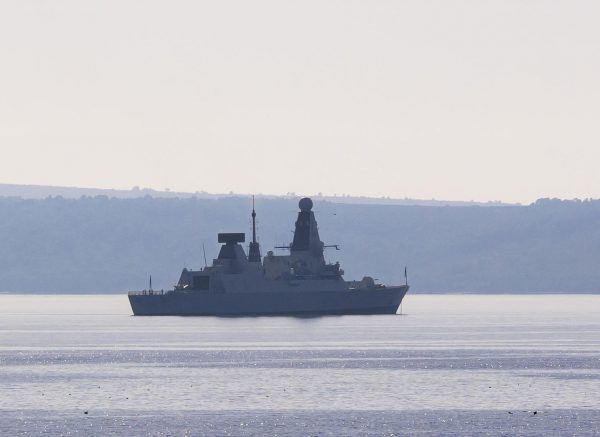 Britanski ratni brod HMS Defender usidren ispred Splita