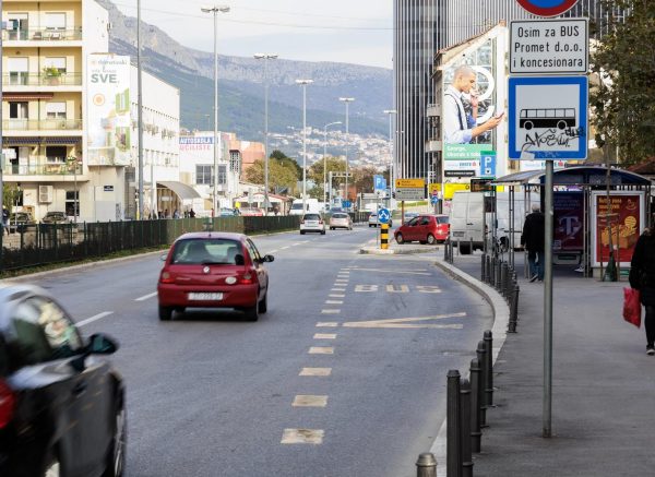 Split: Nepoznata osoba automobilom je udarila policajca  u Ulici Domovinskog rata te pobjegla s mjesta nesrece