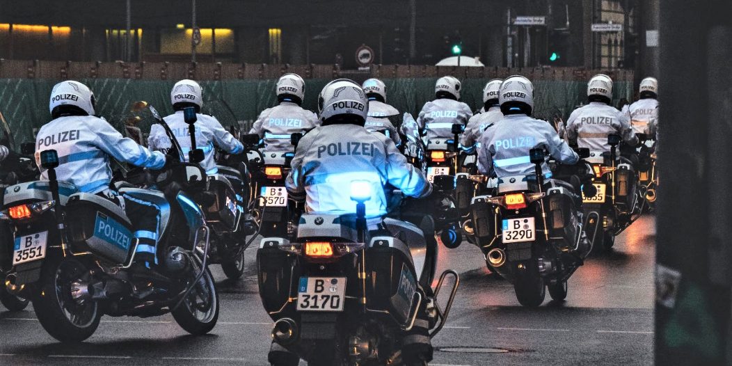 policija njemačka chris-curry-unsplash policija njemačka chris-curry-unsplash