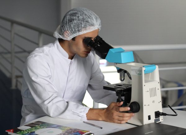 testiranje laboratorij lucas-vasques-unsplash