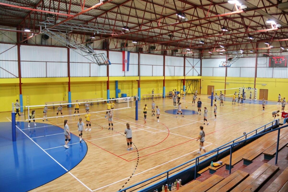 Obilazak-obnovljene-sportske-dvorane-Dinko-Lukarić-na-Kozali-27-1200×800