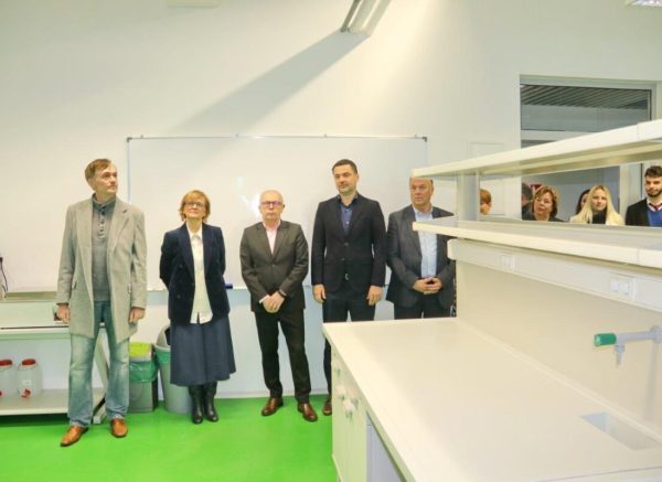Otvorenje-laboratorija-za-farmaciju-u-zgradi-Sveučilišnih-odjela-na-Kampusu-6-1200×800