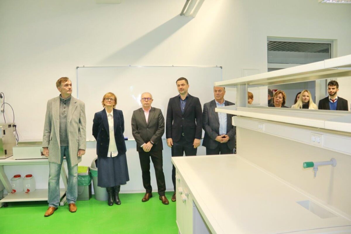 Otvorenje-laboratorija-za-farmaciju-u-zgradi-Sveučilišnih-odjela-na-Kampusu-6-1200×800