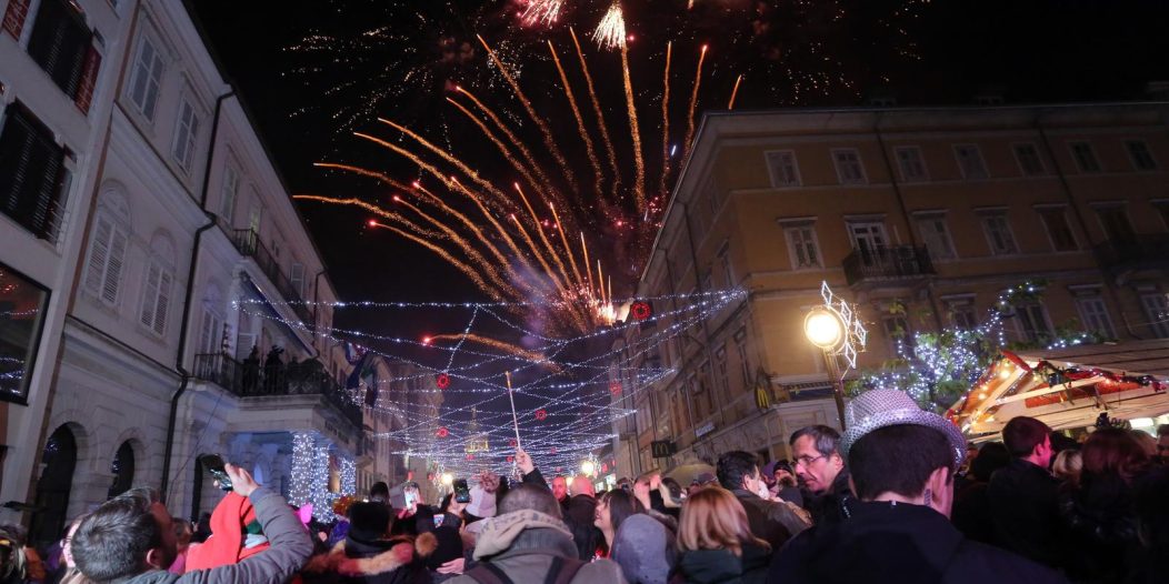 Rijeka: Grupa Fit zabavljala gra?ane na do?eku Nove 2019 godine Rijeka: Grupa Fit zabavljala gra?ane na do?eku Nove 2019 godine