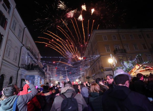 Rijeka: Grupa Fit zabavljala gra?ane na do?eku Nove 2019 godine