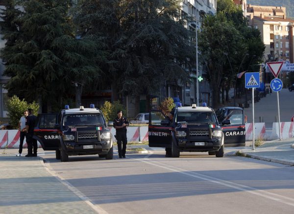 Kosovo: Na mostu koji povezuje sjeverni i južni dio Kosovske Mitrovice stoje talijanski karabinjeri