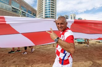 KATAR 2022: Hrvatski navijači razvili su zastavu dugačku 200 metara na plaži ispred hotela Hilton Doha KATAR 2022: Hrvatski navijači razvili su zastavu dugačku 200 metara na plaži ispred hotela Hilton Doha