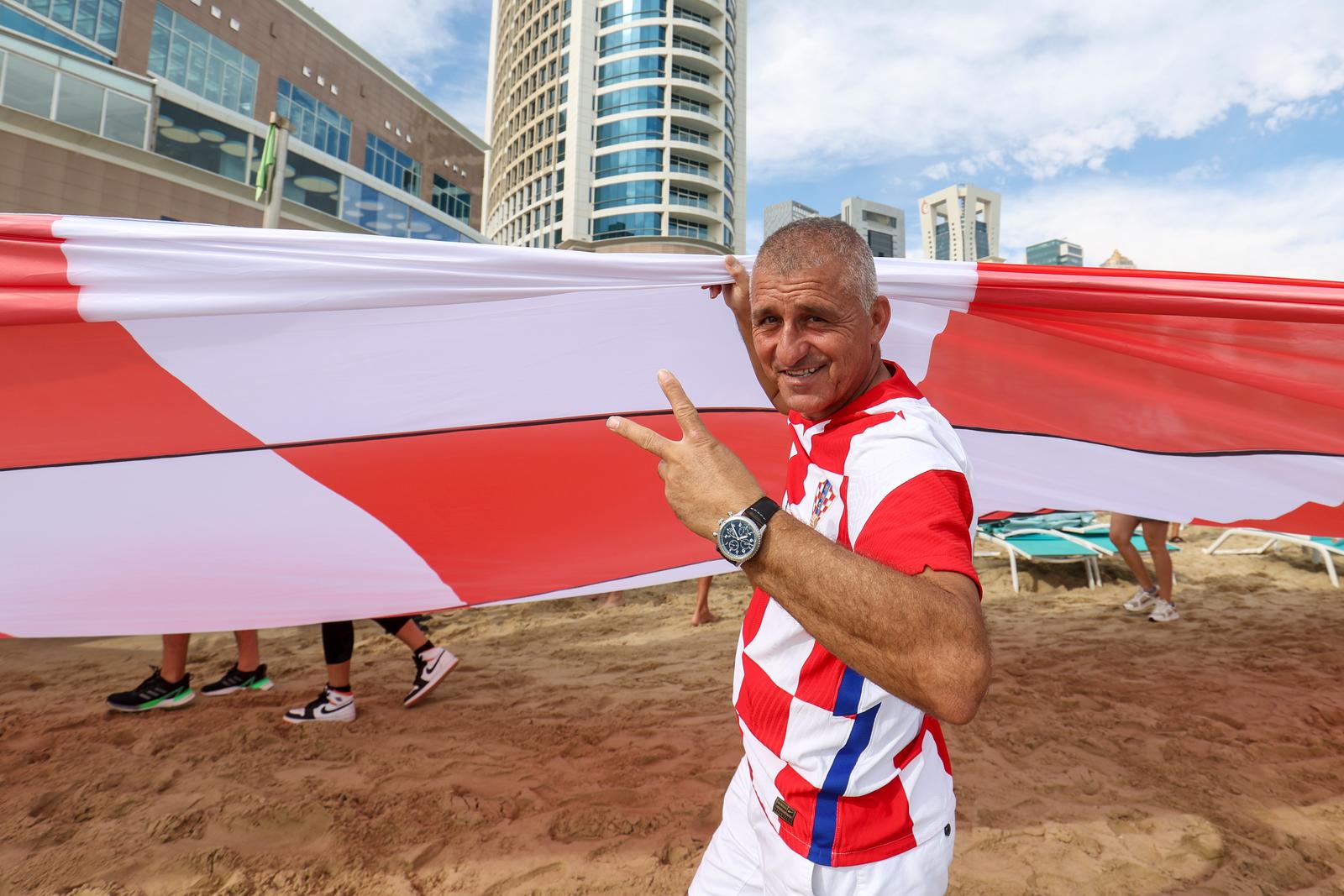 KATAR 2022: Hrvatski navijači razvili su zastavu dugačku 200 metara na plaži ispred hotela Hilton Doha KATAR 2022: Hrvatski navijači razvili su zastavu dugačku 200 metara na plaži ispred hotela Hilton Doha