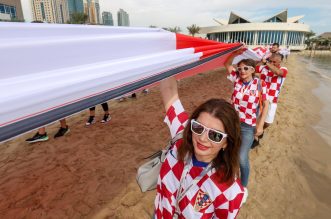 KATAR 2022: Hrvatski navijači razvili su zastavu dugačku 200 metara na plaži ispred hotela Hilton Doha KATAR 2022: Hrvatski navijači razvili su zastavu dugačku 200 metara na plaži ispred hotela Hilton Doha