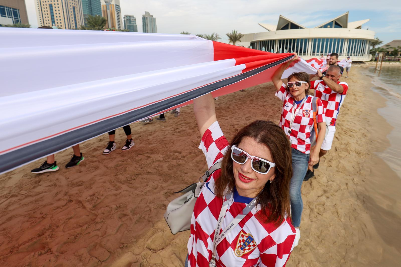 KATAR 2022: Hrvatski navijači razvili su zastavu dugačku 200 metara na plaži ispred hotela Hilton Doha KATAR 2022: Hrvatski navijači razvili su zastavu dugačku 200 metara na plaži ispred hotela Hilton Doha