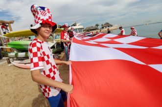 KATAR 2022: Hrvatski navijači razvili su zastavu dugačku 200 metara na plaži ispred hotela Hilton Doha KATAR 2022: Hrvatski navijači razvili su zastavu dugačku 200 metara na plaži ispred hotela Hilton Doha
