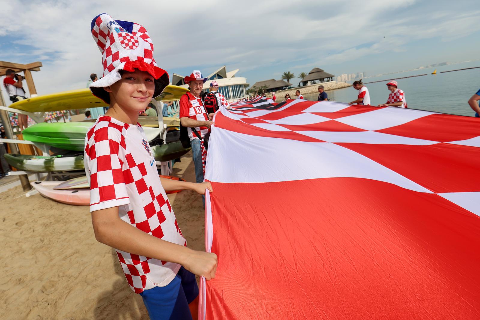 KATAR 2022: Hrvatski navijači razvili su zastavu dugačku 200 metara na plaži ispred hotela Hilton Doha KATAR 2022: Hrvatski navijači razvili su zastavu dugačku 200 metara na plaži ispred hotela Hilton Doha