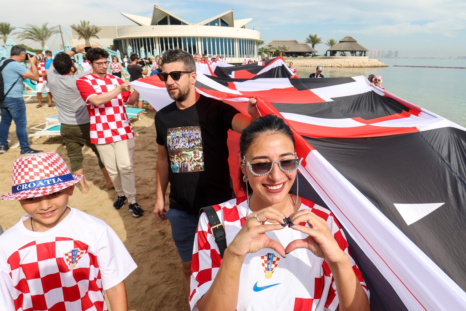KATAR 2022: Hrvatski navijači razvili su zastavu dugačku 200 metara na plaži ispred hotela Hilton Doha KATAR 2022: Hrvatski navijači razvili su zastavu dugačku 200 metara na plaži ispred hotela Hilton Doha