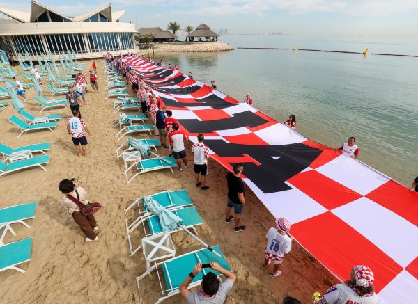 KATAR 2022: Hrvatski navijači razvili su zastavu dugačku 200 metara na plaži ispred hotela Hilton Doha
