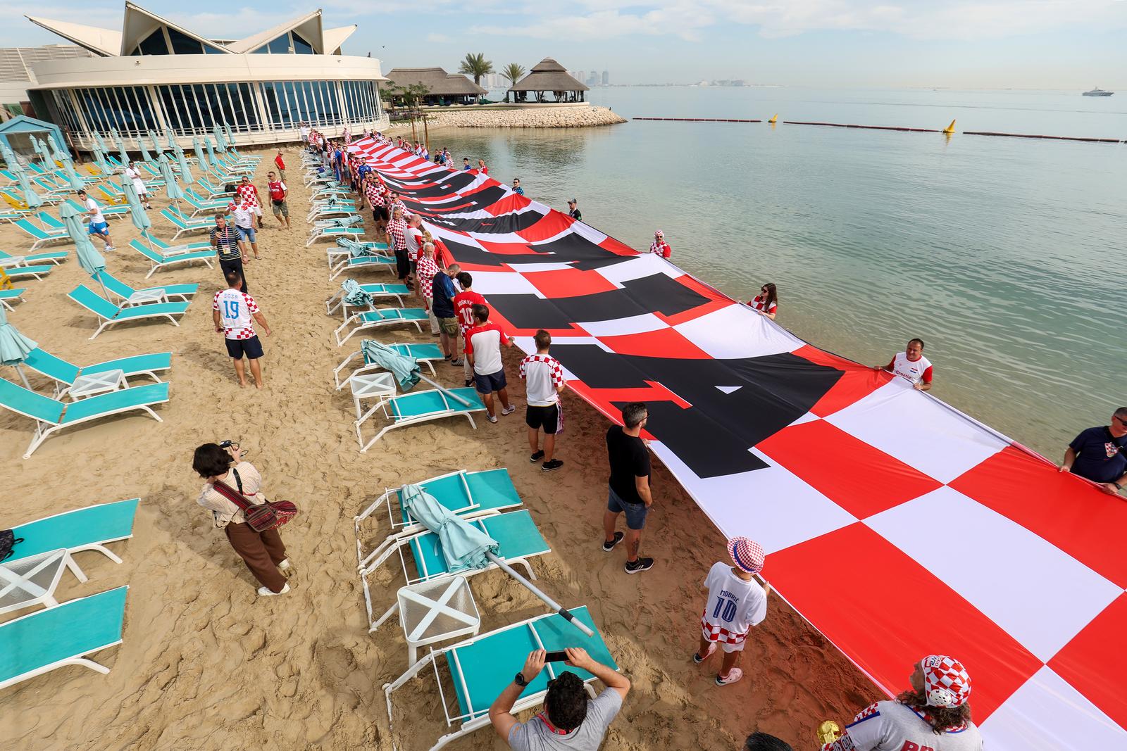 KATAR 2022: Hrvatski navijači razvili su zastavu dugačku 200 metara na plaži ispred hotela Hilton Doha KATAR 2022: Hrvatski navijači razvili su zastavu dugačku 200 metara na plaži ispred hotela Hilton Doha