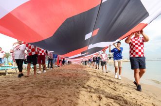 KATAR 2022: Hrvatski navijači razvili su zastavu dugačku 200 metara na plaži ispred hotela Hilton Doha KATAR 2022: Hrvatski navijači razvili su zastavu dugačku 200 metara na plaži ispred hotela Hilton Doha