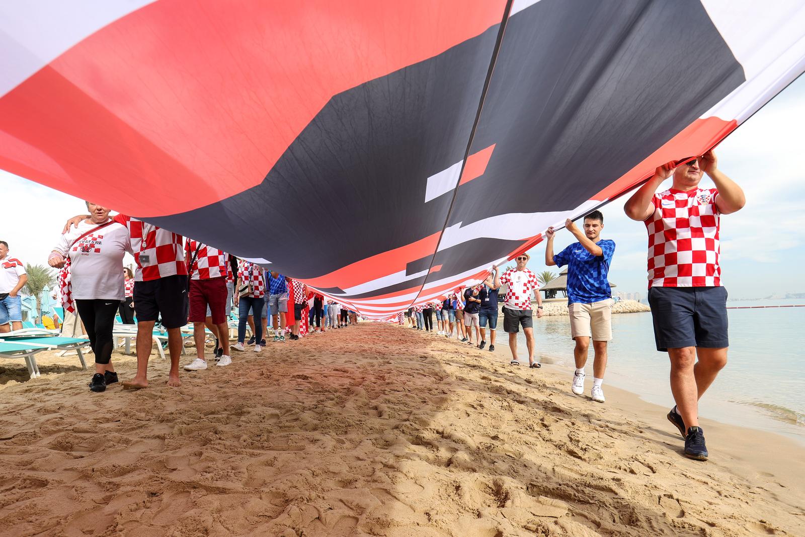 KATAR 2022: Hrvatski navijači razvili su zastavu dugačku 200 metara na plaži ispred hotela Hilton Doha KATAR 2022: Hrvatski navijači razvili su zastavu dugačku 200 metara na plaži ispred hotela Hilton Doha